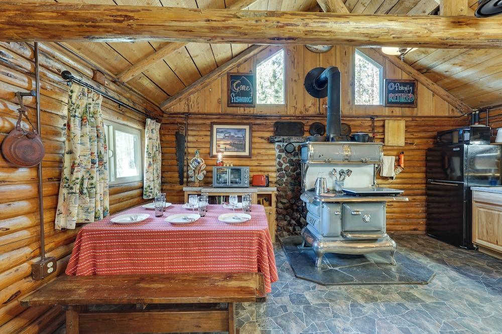 Remote Escape: Klamath Falls Cabin By Lake & Hikes