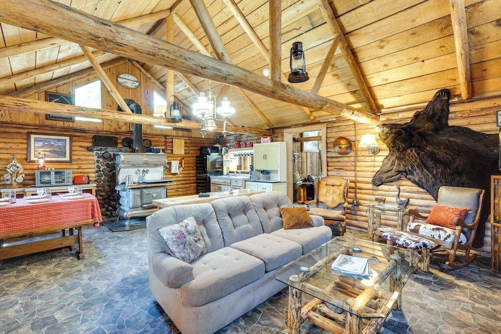 Remote Escape: Klamath Falls Cabin By Lake & Hikes