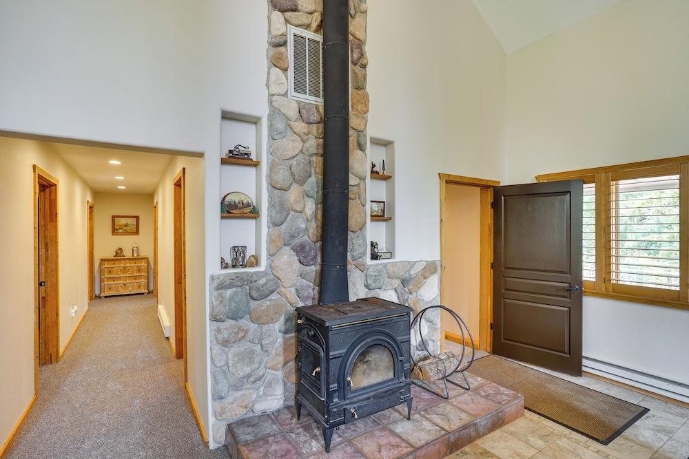Spacious Beaver Getaway Near Eagle Point Resort!
