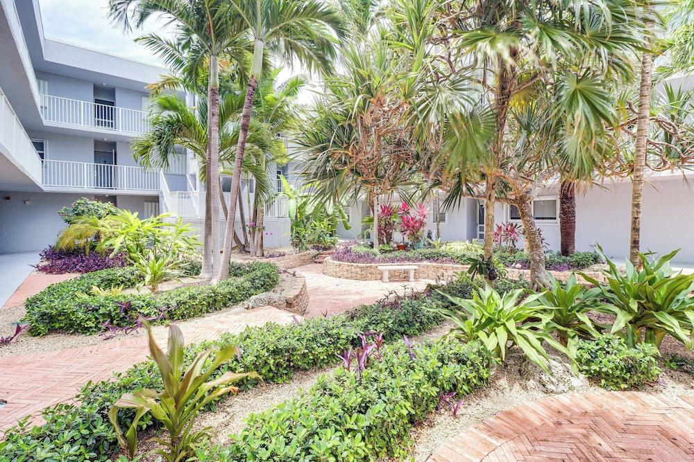 Ocean-view Key Colony Beach Condo w/ Pool Access!