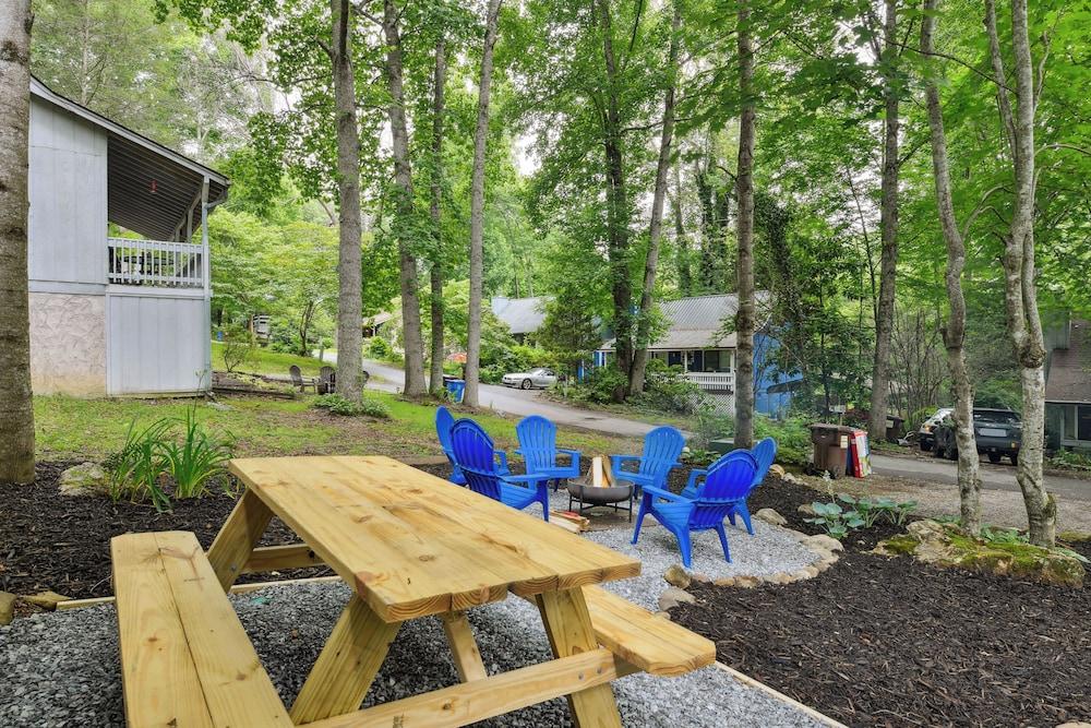 Maggie Valley Mountain Escape w/ Fire Pit & Deck