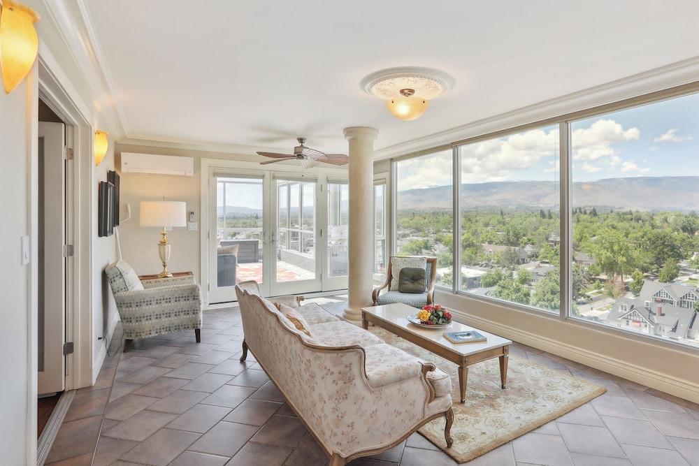 Dtwn Reno Retreat! Panoramic Views, 2 Living Areas
