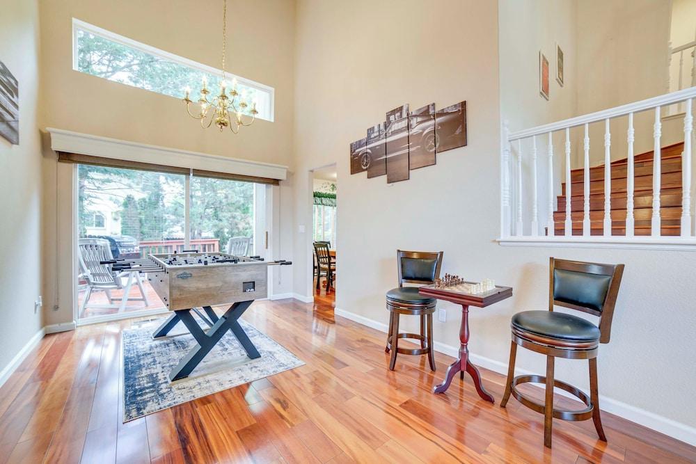 1 Mi to Downtown Reno: Spacious Home w/ Deck!