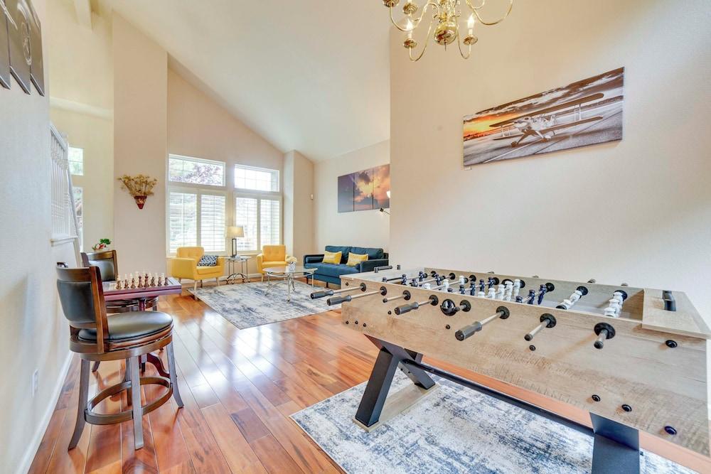 1 Mi to Downtown Reno: Spacious Home w/ Deck!