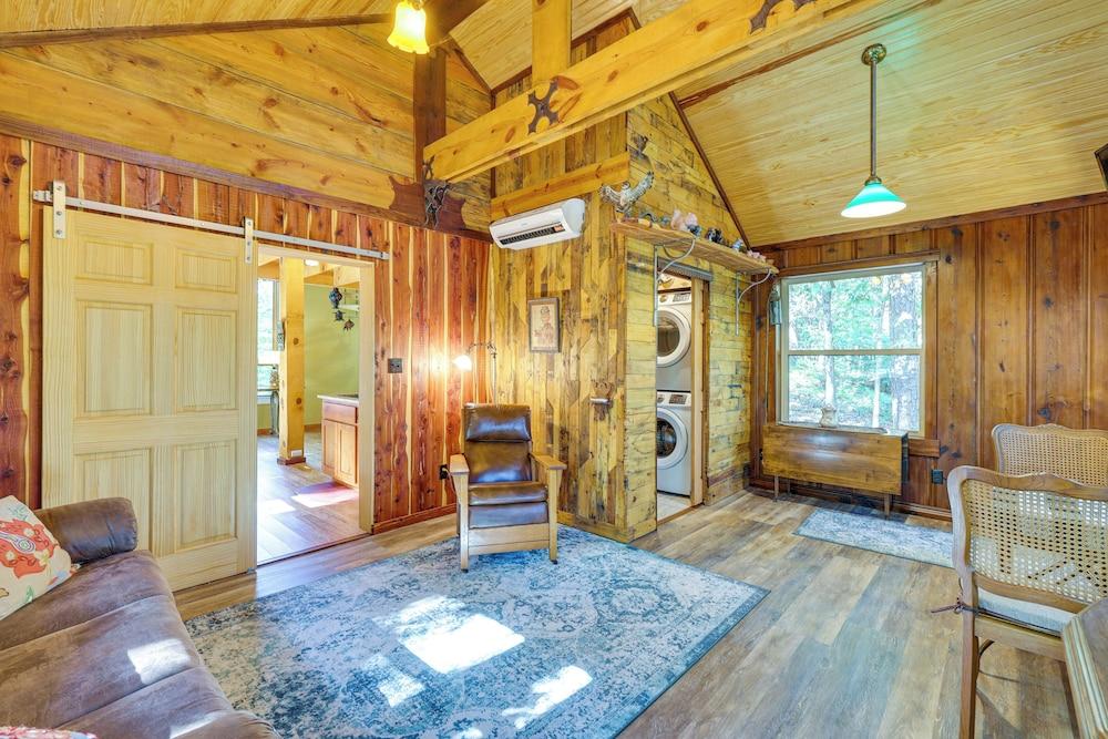 Pet-friendly Eureka Springs Rental w/ Private Deck
