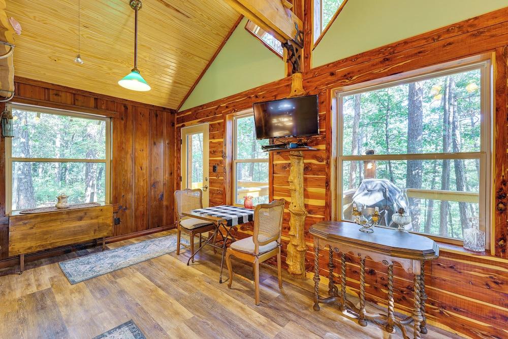 Pet-friendly Eureka Springs Rental w/ Private Deck
