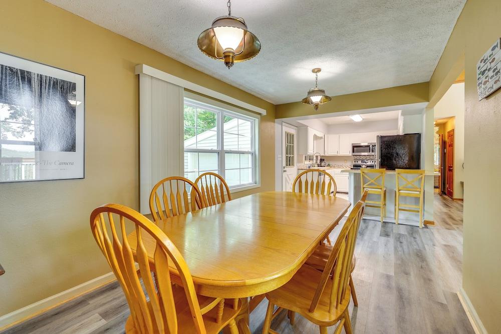 Ozark Mountain View Retreat w/ Hot Tub!