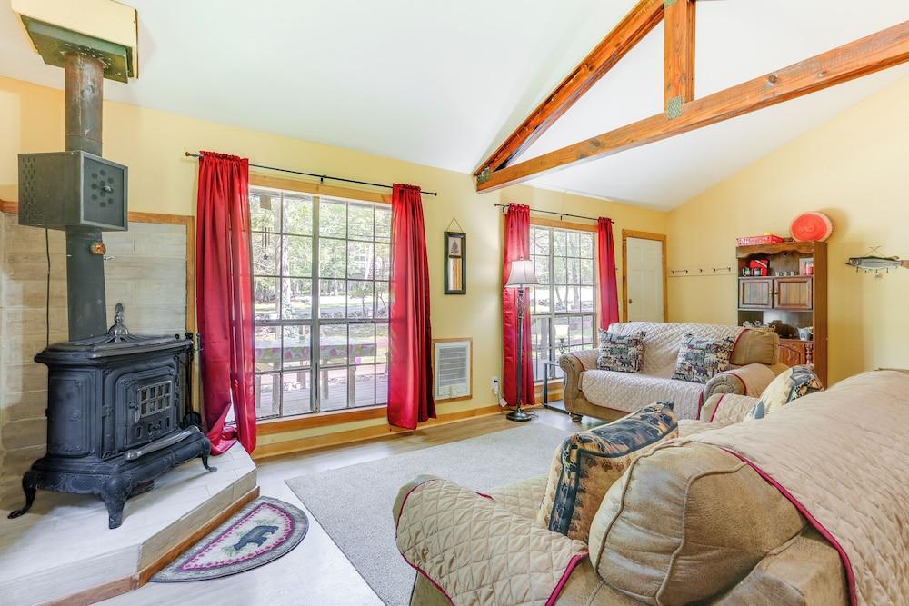 Pools & Ski Access: Lackawaxen Cottage w/ Deck!