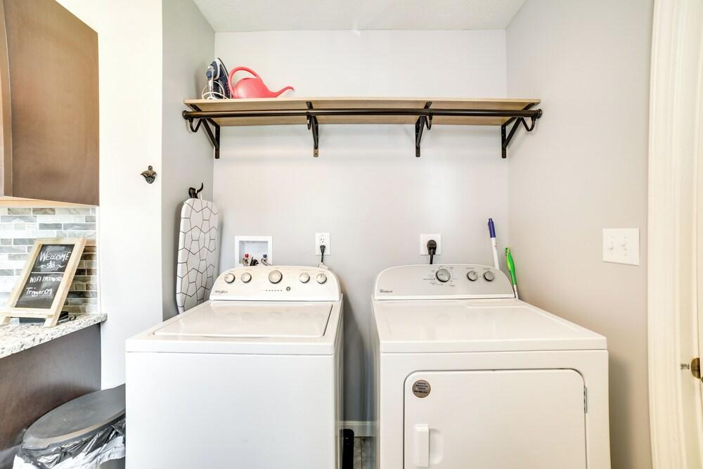 Deck & Patio: Inviting Abode in Natrona Heights!