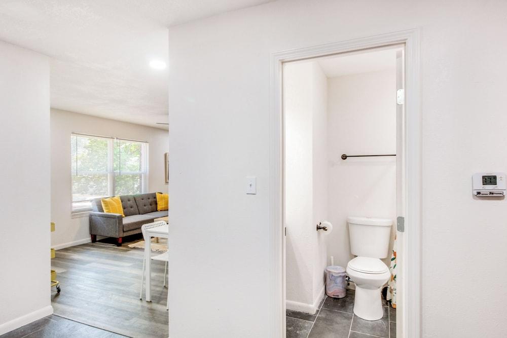 Pet-friendly Overland Park Condo With Pool Access!