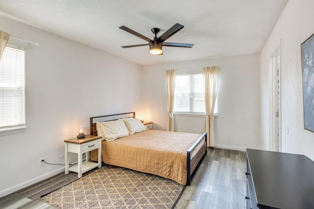 Pet-friendly Overland Park Condo With Pool Access!