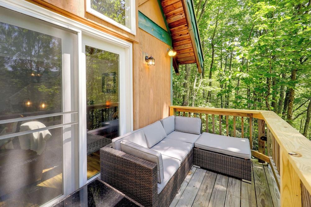 Decks & Views: Scenic Cabin in Beech Mountain!