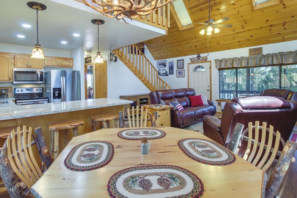 2 Mi to Show Low Lake: Scenic Cabin w/ Balcony