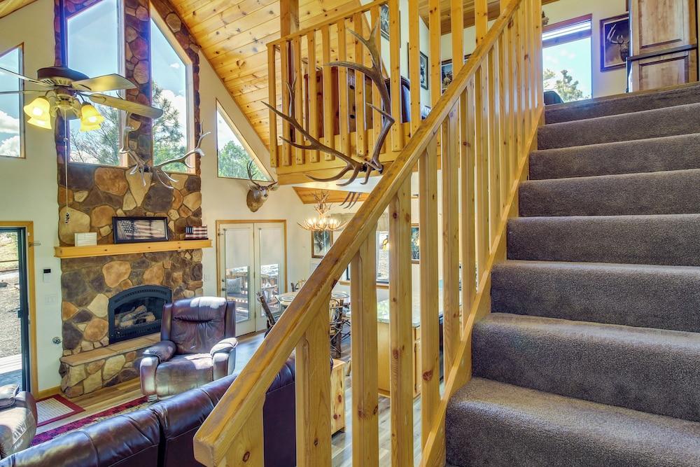 2 Mi to Show Low Lake: Scenic Cabin w/ Balcony