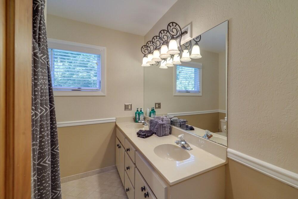 7 Mi to Beech Mountain Skiing: Home w/ Fire Pit