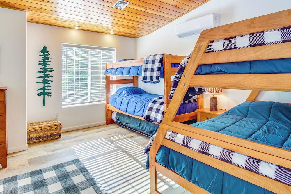 Walk to City Park: Family-friendly Show Low Home