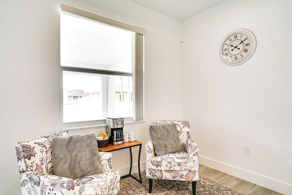 Pet-friendly Yard! Comfy Lehigh Acres Getaway