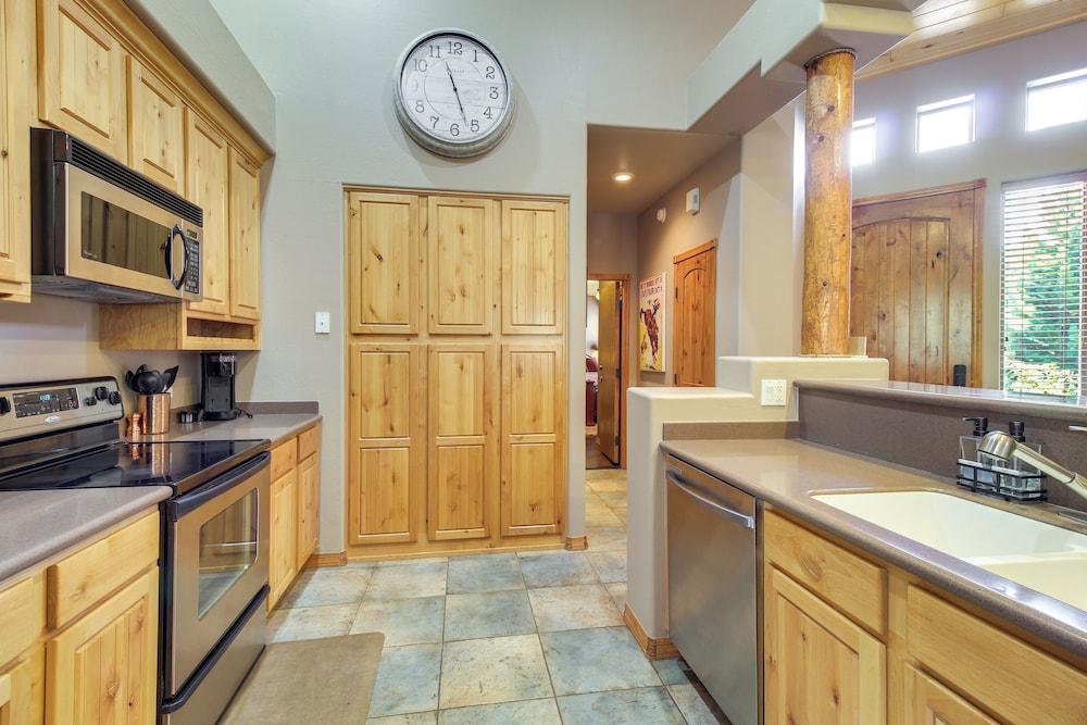 Spacious Torreon Cabin w/ Deck & Gas Grill!