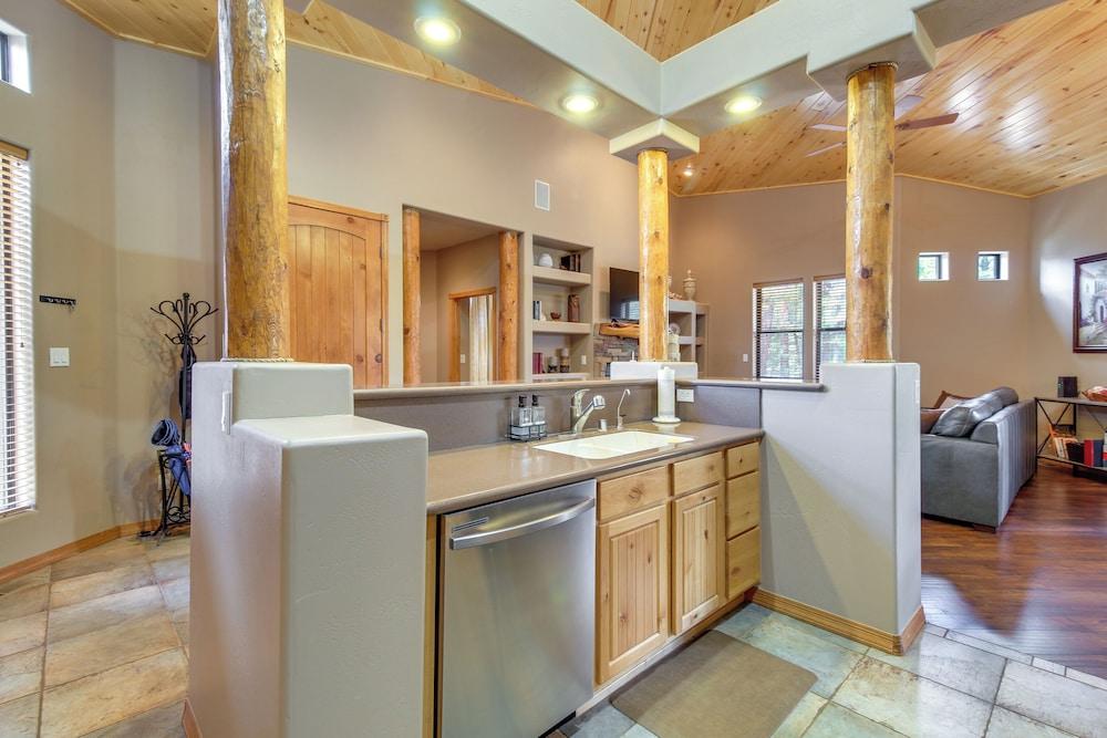 Spacious Torreon Cabin w/ Deck & Gas Grill!