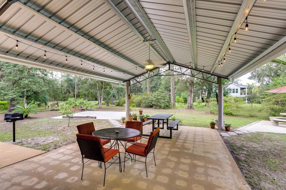 Riverfront Florida Escape w/ Grill & Fire Pit!