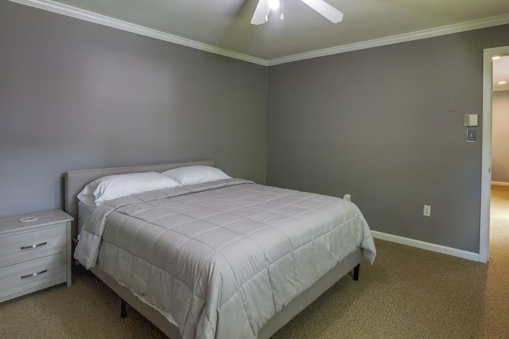 Charming Monroe Township Home - 13 Mi to RU!