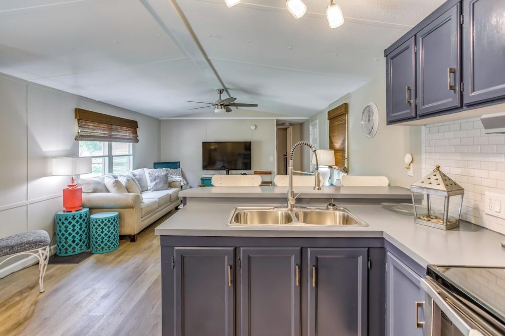 Hampstead Getaway - 5 Miles to Beaches!