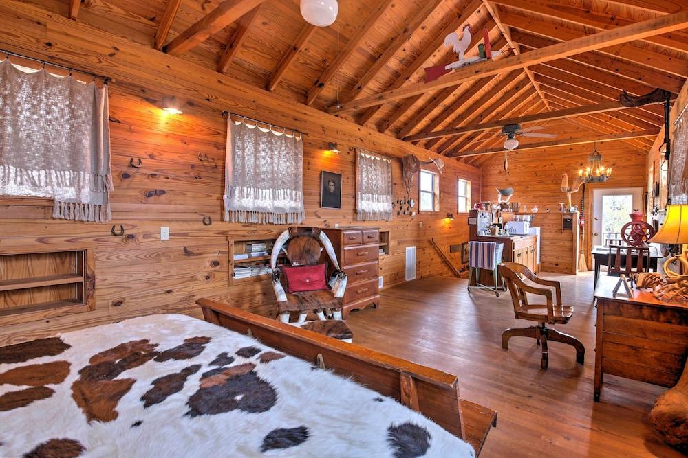 'ark Bunkhouse' Fredericksburg Hideaway w/ Hot Tub