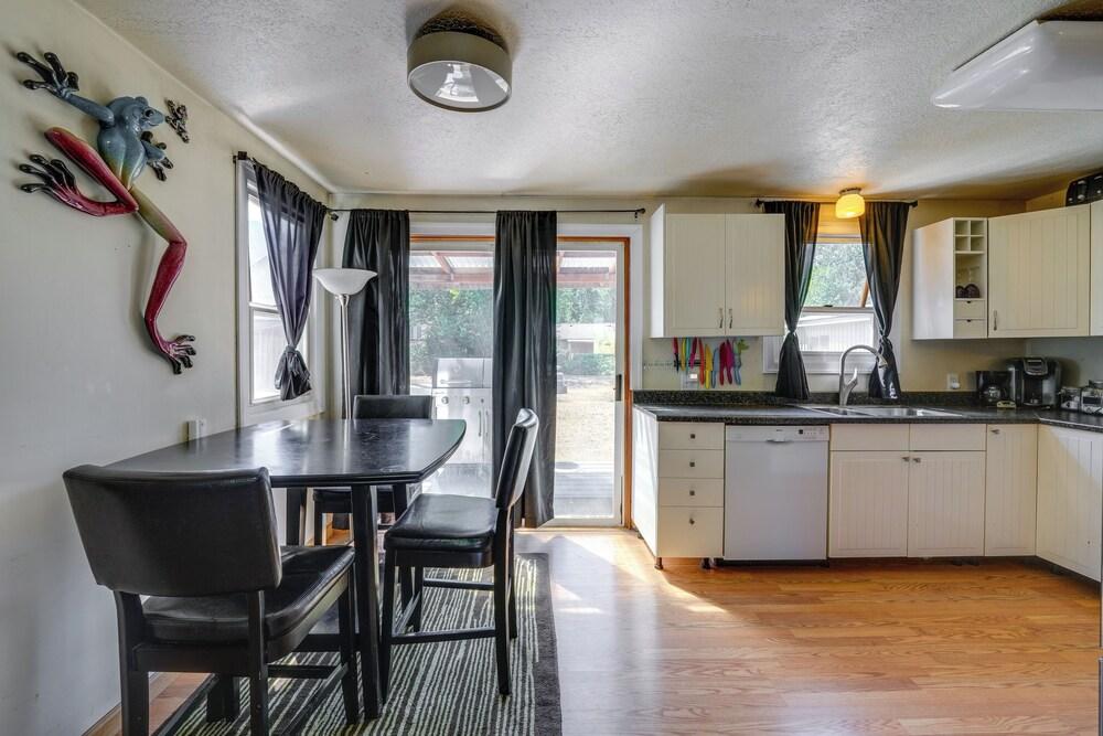 Darrington Rental w/ Private Yard & Mountain Views