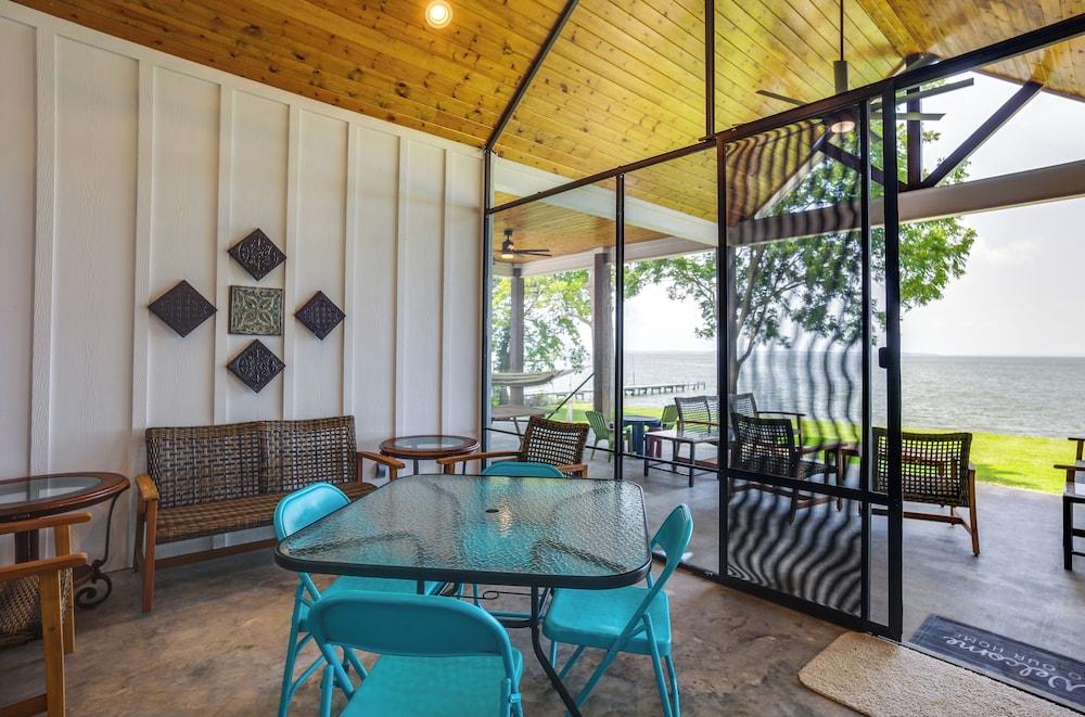 Lakefront Onalaska Home w/ Screened-in Porch!