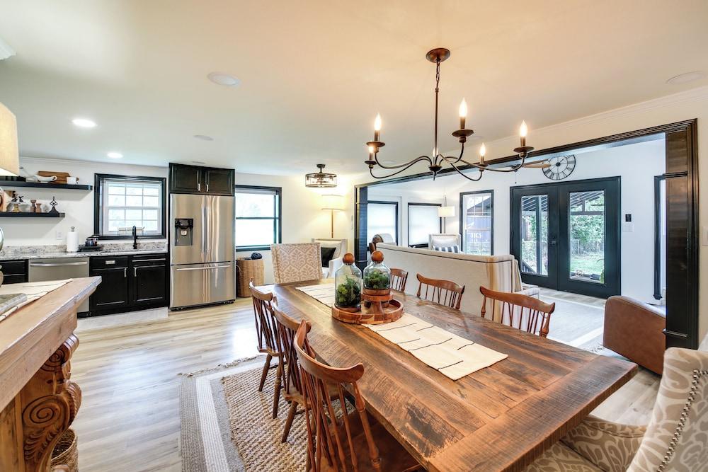 Lakefront Oasis w/ Patio in Hot Springs, Arkansas!