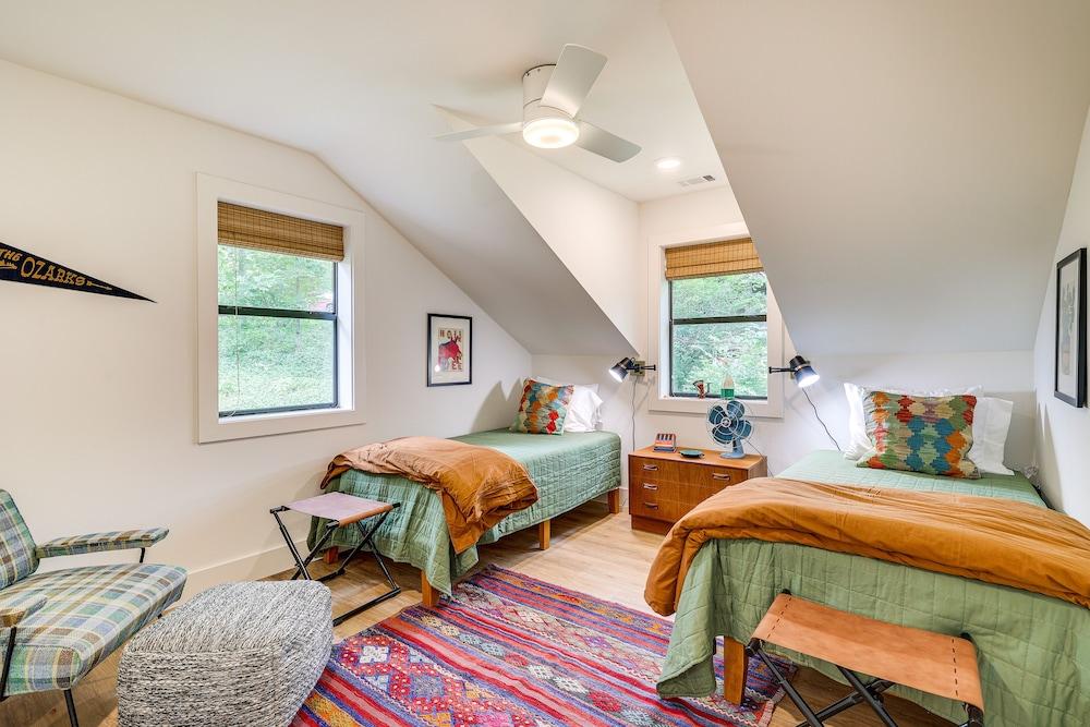 Pet-friendly Garfield Cabin on Beaver Lake!