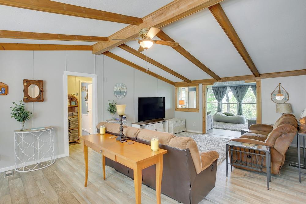 Bright Byrdstown Home w/ Views of Dale Hollow Lake