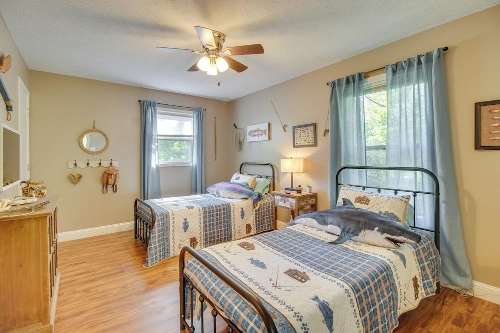 Fire Pit & Grill: Riverfront Home in Arkansas!