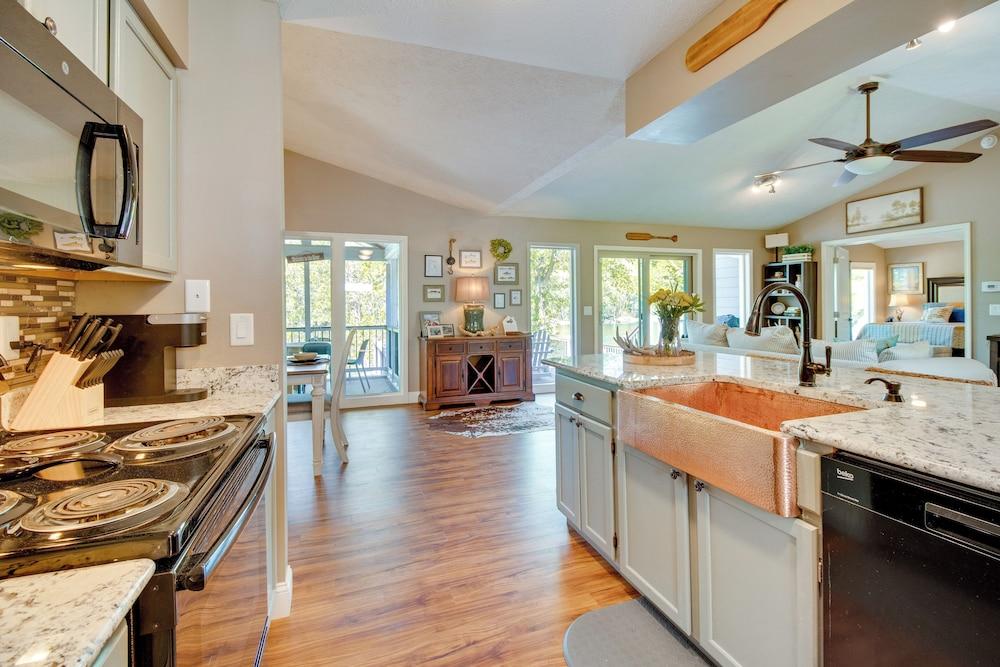 Fire Pit & Grill: Riverfront Home in Arkansas!