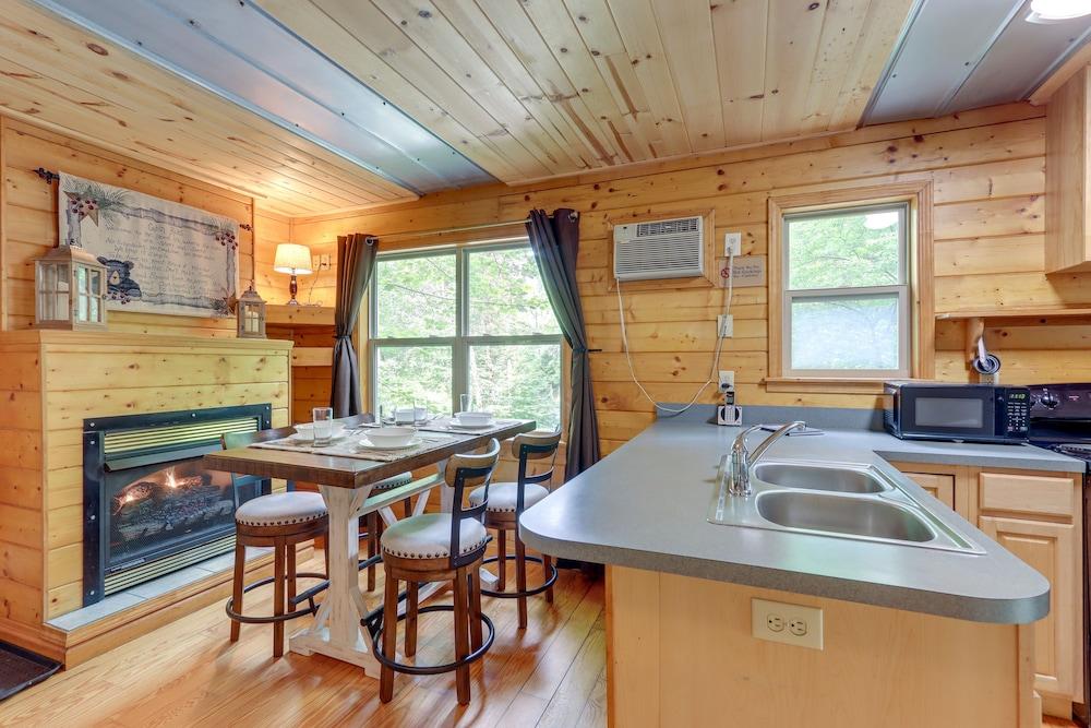 Remote Escape: Murphy Cozy Cabin in the Woods