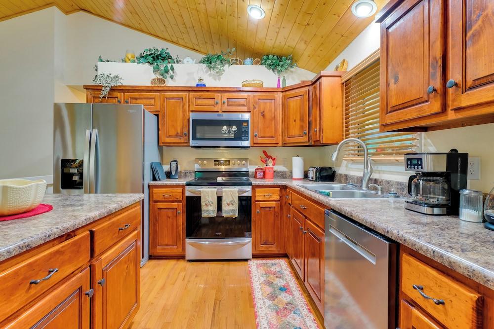 Quiet Murphy Hideaway w/ Decks & Outdoor Fireplace