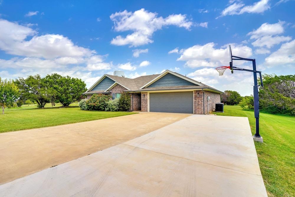 Inviting Granbury Home w/ Fire Pit: 3 Mi to Lake!