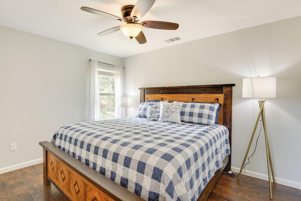 Inviting Granbury Home w/ Fire Pit: 3 Mi to Lake!