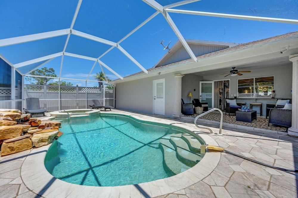 Outdoor Bar, Bikes & Grill: Naples Oasis!