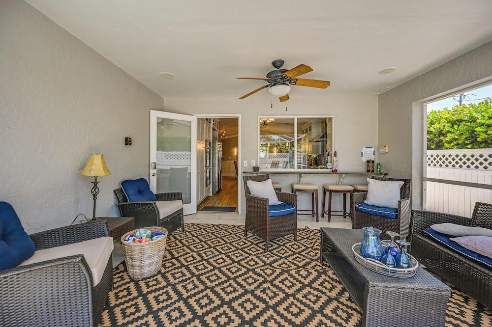 Outdoor Bar, Bikes & Grill: Naples Oasis!