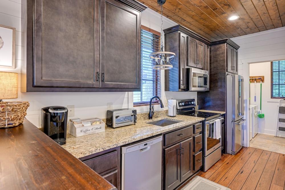 Modern-rustic Glenville Cabin: Golf, Hike + Unwind