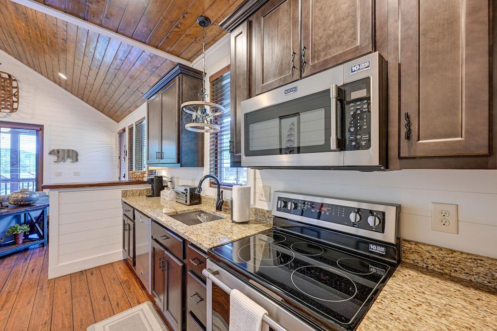 Modern-rustic Glenville Cabin: Golf, Hike + Unwind