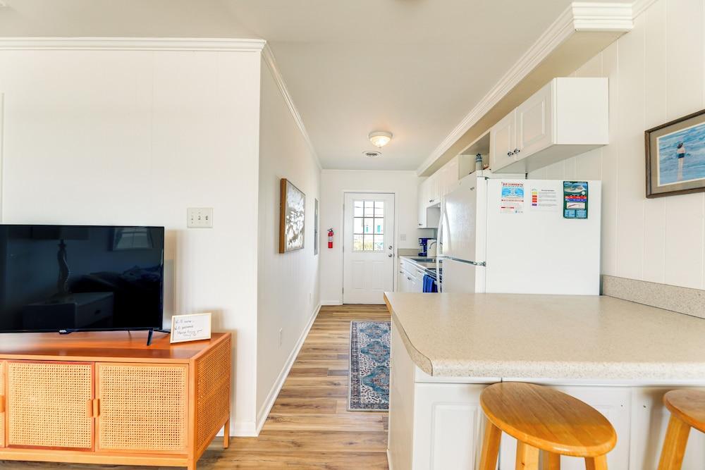 Lovely Emerald Isle Beach House - Steps to Beach!