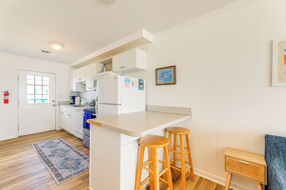 Lovely Emerald Isle Beach House - Steps to Beach!