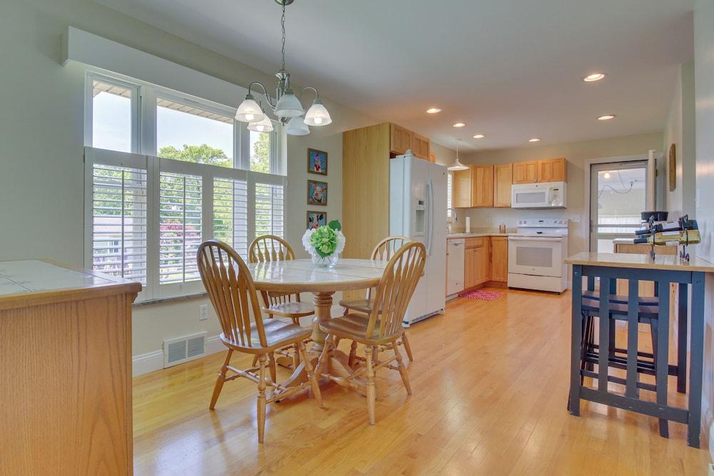 Home w/ Hot Tub + Deck ~ 3 Mi to Ark Encounter!