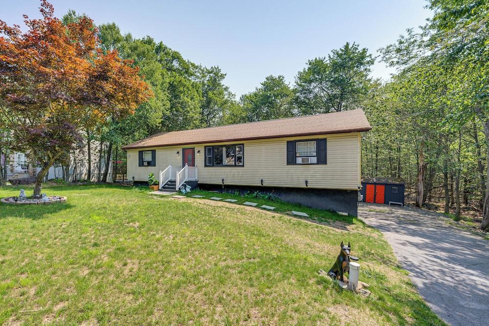 A Time to Remember' Home in Tobyhanna With Pool!