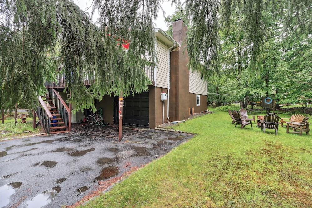 Tobyhanna Home w/ Fire Pits - 9 Mi to Kalahari!