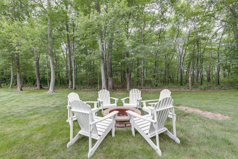 Spacious Connecticut Home - Deck, Grill & Fire Pit