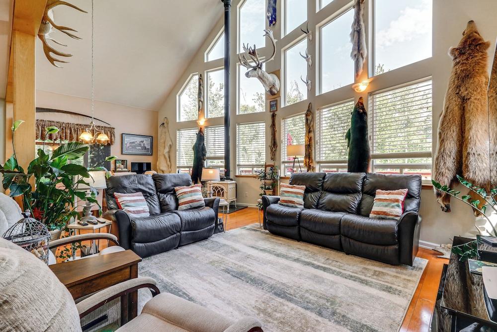 Palmer Getaway w/ Mountain Views & Fire Pit!