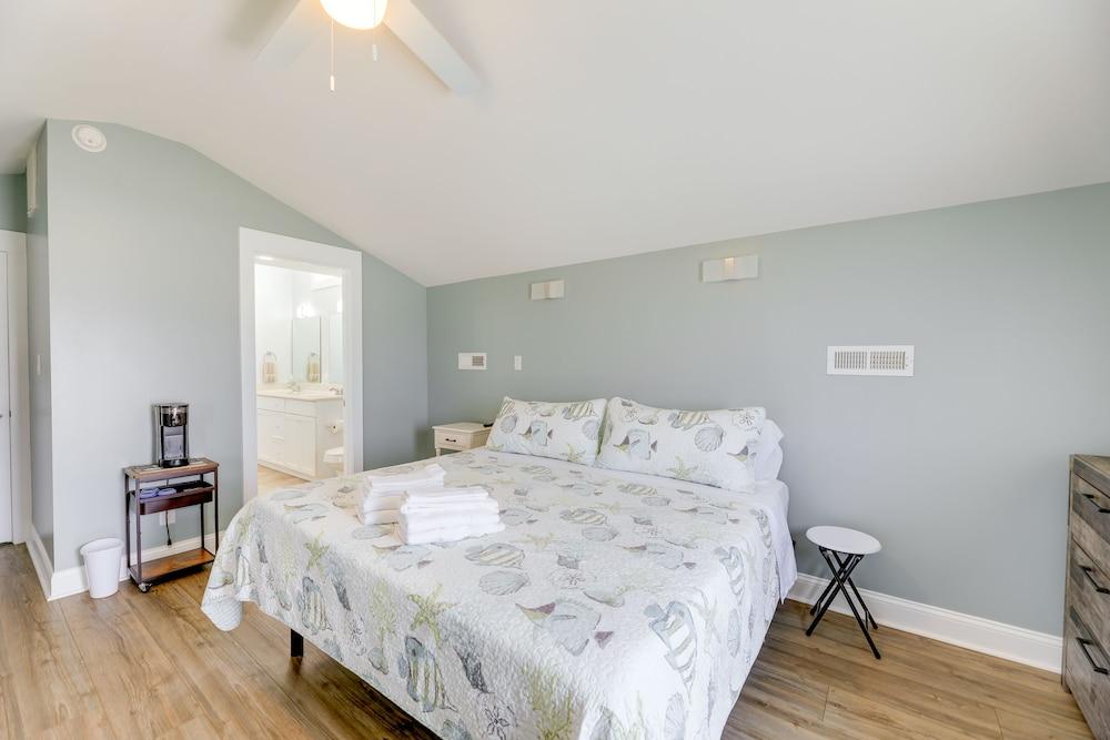 Emerald Isle Retreat - Steps Away From Beach!